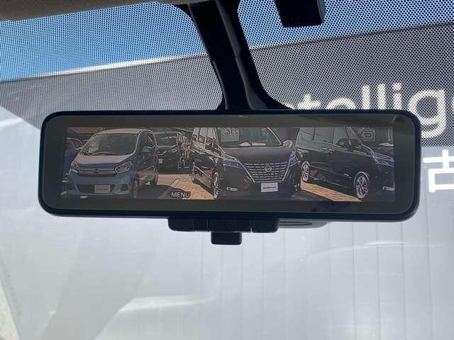 【インテリミラー】車両後方にあるカメラの画像をルームミラーに映し出します。シーンに応じて液晶モニターとミラーとを任意に切り替えることもできます