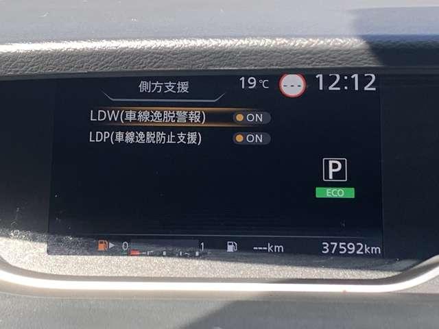 【車線維持支援機能レーントレーシングアシスト】車線から逸脱する可能性があることを警告したり、車線からの逸脱を避けるためのステアリング操作支援を行ってくれます