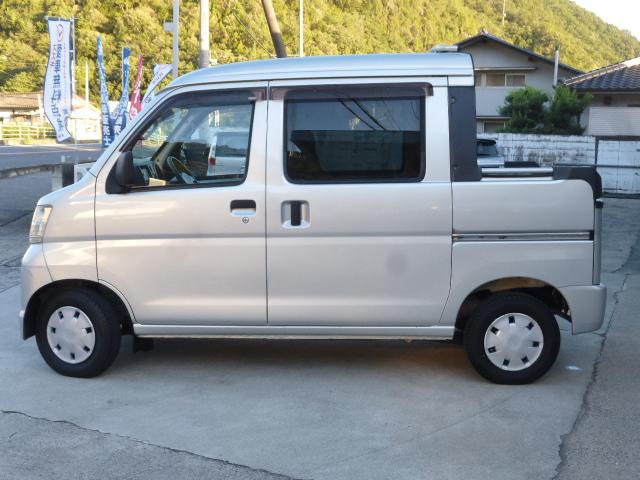 ハイゼットカーゴ デッキバン　パートタイム４ＷＤ　ダッシュ５ＭＴ　エアコン　パワーステアリング　フロントパワーウィンドウ　集中ドアロック　両側スライドドア　ＷＳＲＳナビＴＶ　ＥＴＣ　タイミングベルト交換済（11枚目）
