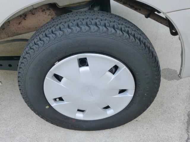 ハイゼットカーゴ デッキバン　パートタイム４ＷＤ　ダッシュ５ＭＴ　エアコン　パワーステアリング　フロントパワーウィンドウ　集中ドアロック　両側スライドドア　ＷＳＲＳナビＴＶ　ＥＴＣ　タイミングベルト交換済（13枚目）