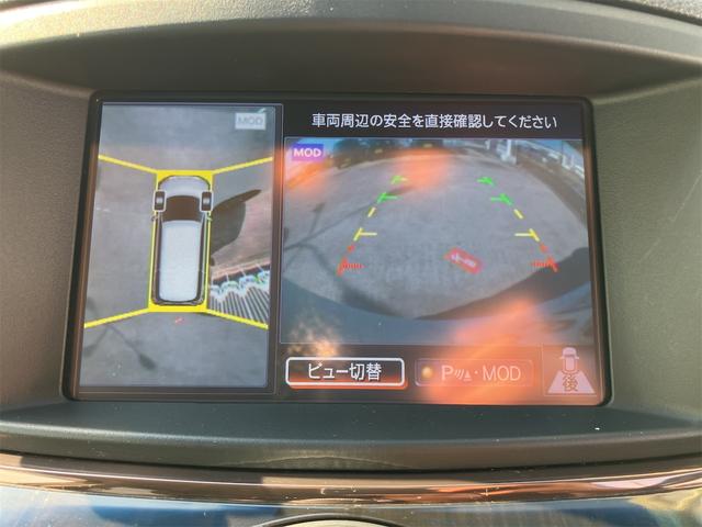 【全方位型モニター】クルマを上空から見下ろしているかのように、直感的に周囲の状況を把握できる全方位型モニター。狭い場所での駐車でも周囲が映像で確認できます。