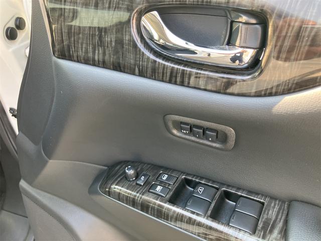 パワーウィンドウのスイッチですよ。運転席に居ながら窓を開け閉めのコントロールできますよ。