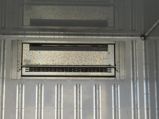 キャンター 　ワイド　ロング　全低床　ＳＡ　ディーゼルターボ　冷蔵冷凍車　５速マニュアル　ワンオーナー（9枚目）