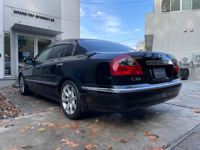 シーマ ３００Ｇグランドツーリング　ガラスサンルーフ　黒革内装　ターボ　ノーマル　８型純正ナビ　オットマン　Ｂカメラ　ＶＱ３０ＤＥＴ搭載２８０Ｐｓトルク３９．５Ｋｇｍ４．５Ｖ８ゴールドエンブレム　ＫＨ３純正ブラック　バルカンヘッドライト（4枚目）