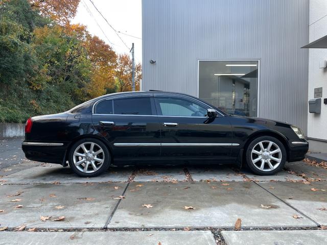 シーマ ３００Ｇグランドツーリング　ガラスサンルーフ　黒革内装　ターボ　ノーマル　８型純正ナビ　オットマン　Ｂカメラ　ＶＱ３０ＤＥＴ搭載２８０Ｐｓトルク３９．５Ｋｇｍ４．５Ｖ８ゴールドエンブレム　ＫＨ３純正ブラック　バルカンヘッドライト（5枚目）