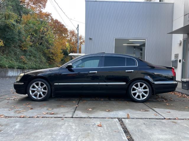 シーマ ３００Ｇグランドツーリング　ガラスサンルーフ　黒革内装　ターボ　ノーマル　８型純正ナビ　オットマン　Ｂカメラ　ＶＱ３０ＤＥＴ搭載２８０Ｐｓトルク３９．５Ｋｇｍ４．５Ｖ８ゴールドエンブレム　ＫＨ３純正ブラック　バルカンヘッドライト（6枚目）