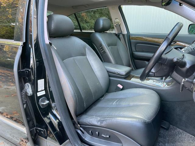 シーマ ３００Ｇグランドツーリング　ガラスサンルーフ　黒革内装　ターボ　ノーマル　８型純正ナビ　オットマン　Ｂカメラ　ＶＱ３０ＤＥＴ搭載２８０Ｐｓトルク３９．５Ｋｇｍ４．５Ｖ８ゴールドエンブレム　ＫＨ３純正ブラック　バルカンヘッドライト（8枚目）