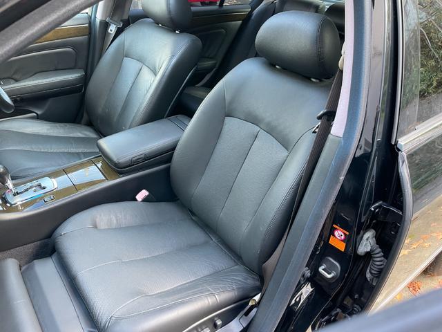 シーマ ３００Ｇグランドツーリング　ガラスサンルーフ　黒革内装　ターボ　ノーマル　８型純正ナビ　オットマン　Ｂカメラ　ＶＱ３０ＤＥＴ搭載２８０Ｐｓトルク３９．５Ｋｇｍ４．５Ｖ８ゴールドエンブレム　ＫＨ３純正ブラック　バルカンヘッドライト（9枚目）