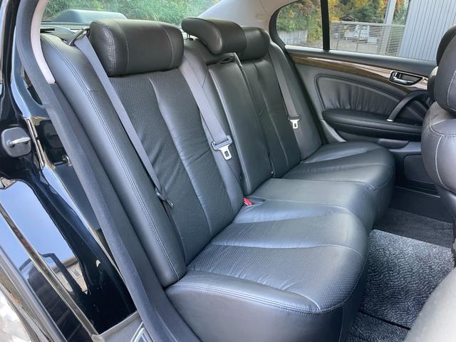 シーマ ３００Ｇグランドツーリング　ガラスサンルーフ　黒革内装　ターボ　ノーマル　８型純正ナビ　オットマン　Ｂカメラ　ＶＱ３０ＤＥＴ搭載２８０Ｐｓトルク３９．５Ｋｇｍ４．５Ｖ８ゴールドエンブレム　ＫＨ３純正ブラック　バルカンヘッドライト（10枚目）