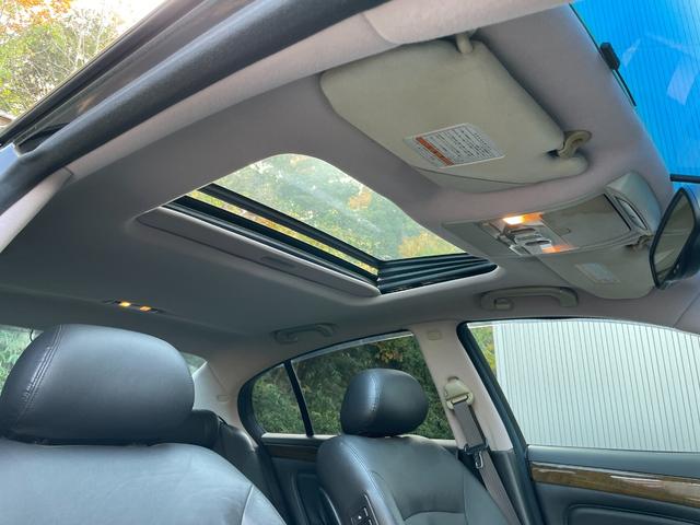 シーマ ３００Ｇグランドツーリング　ガラスサンルーフ　黒革内装　ターボ　ノーマル　８型純正ナビ　オットマン　Ｂカメラ　ＶＱ３０ＤＥＴ搭載２８０Ｐｓトルク３９．５Ｋｇｍ４．５Ｖ８ゴールドエンブレム　ＫＨ３純正ブラック　バルカンヘッドライト（12枚目）