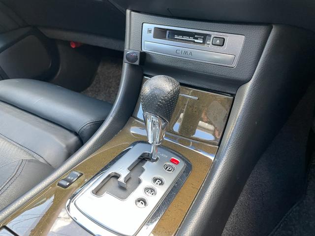 シーマ ３００Ｇグランドツーリング　ガラスサンルーフ　黒革内装　ターボ　ノーマル　８型純正ナビ　オットマン　Ｂカメラ　ＶＱ３０ＤＥＴ搭載２８０Ｐｓトルク３９．５Ｋｇｍ４．５Ｖ８ゴールドエンブレム　ＫＨ３純正ブラック　バルカンヘッドライト（16枚目）