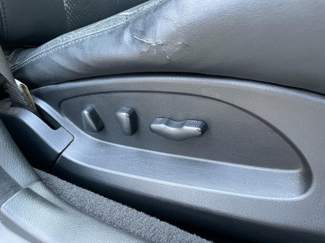 シーマ ３００Ｇグランドツーリング　ガラスサンルーフ　黒革内装　ターボ　ノーマル　８型純正ナビ　オットマン　Ｂカメラ　ＶＱ３０ＤＥＴ搭載２８０Ｐｓトルク３９．５Ｋｇｍ４．５Ｖ８ゴールドエンブレム　ＫＨ３純正ブラック　バルカンヘッドライト（17枚目）