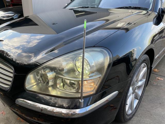 シーマ ３００Ｇグランドツーリング　ガラスサンルーフ　黒革内装　ターボ　ノーマル　８型純正ナビ　オットマン　Ｂカメラ　ＶＱ３０ＤＥＴ搭載２８０Ｐｓトルク３９．５Ｋｇｍ４．５Ｖ８ゴールドエンブレム　ＫＨ３純正ブラック　バルカンヘッドライト（23枚目）