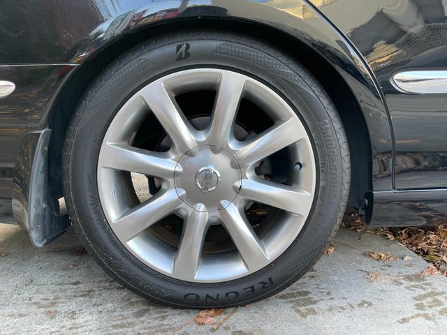 シーマ ３００Ｇグランドツーリング　ガラスサンルーフ　黒革内装　ターボ　ノーマル　８型純正ナビ　オットマン　Ｂカメラ　ＶＱ３０ＤＥＴ搭載２８０Ｐｓトルク３９．５Ｋｇｍ４．５Ｖ８ゴールドエンブレム　ＫＨ３純正ブラック　バルカンヘッドライト（24枚目）