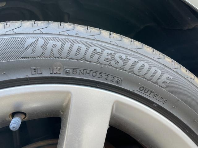 シーマ ３００Ｇグランドツーリング　ガラスサンルーフ　黒革内装　ターボ　ノーマル　８型純正ナビ　オットマン　Ｂカメラ　ＶＱ３０ＤＥＴ搭載２８０Ｐｓトルク３９．５Ｋｇｍ４．５Ｖ８ゴールドエンブレム　ＫＨ３純正ブラック　バルカンヘッドライト（25枚目）