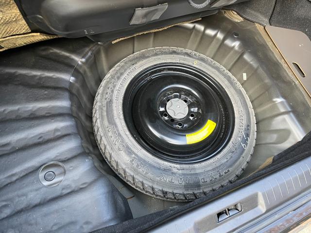 シーマ ３００Ｇグランドツーリング　ガラスサンルーフ　黒革内装　ターボ　ノーマル　８型純正ナビ　オットマン　Ｂカメラ　ＶＱ３０ＤＥＴ搭載２８０Ｐｓトルク３９．５Ｋｇｍ４．５Ｖ８ゴールドエンブレム　ＫＨ３純正ブラック　バルカンヘッドライト（31枚目）