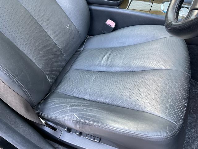 シーマ ３００Ｇグランドツーリング　ガラスサンルーフ　黒革内装　ターボ　ノーマル　８型純正ナビ　オットマン　Ｂカメラ　ＶＱ３０ＤＥＴ搭載２８０Ｐｓトルク３９．５Ｋｇｍ４．５Ｖ８ゴールドエンブレム　ＫＨ３純正ブラック　バルカンヘッドライト（33枚目）