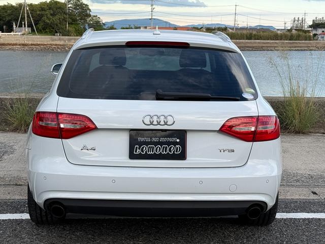 Ａ４アバント ２．０ＴＦＳＩアーバンスタイルエディション　３００台限定車　純正ナビ　地デジＴＶ　バックカメラ　ＨＩＤヘッドライト　ＬＥＤデイライト　アドバンストキー　プッシュスタート　パドルシフト　純正１７インチアルミ　Ｆ・Ｒコーナーセンサー　シートヒーター（6枚目）