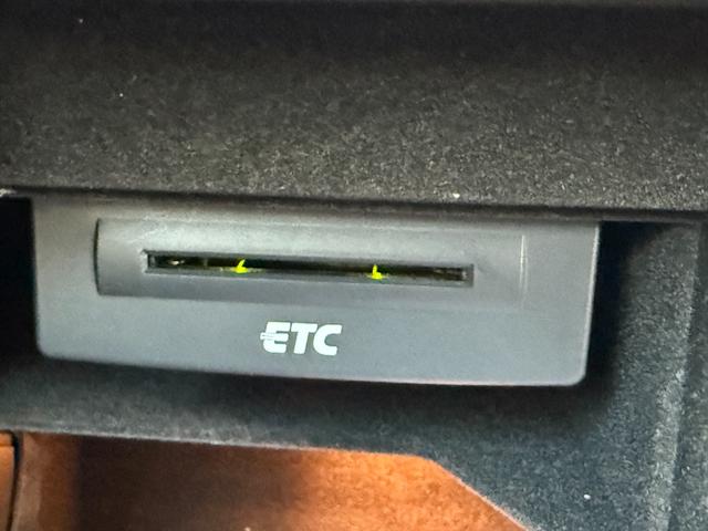Ａ５ ２．０ＴＦＳＩクワトロ　純正ナビ　フルセグＴＶ　純正１８インチアルミ　ＨＩＤヘッドライト　ブラック革シート　ＥＴＣ　バックカメラ　レーダー（20枚目）