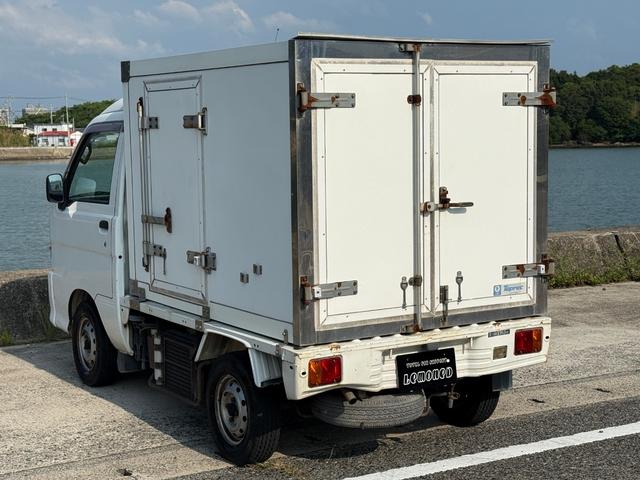 ハイゼットトラック 　冷蔵冷凍車　エアコン　パワステ　（ホワイト）　５速マニュアルミッション（5枚目）