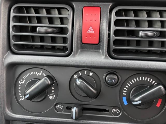 キャリイトラック ＫＣエアコン・パワステ　４ＷＤ　ＡＴ　衝突被害軽減システム　クリアランスソナー　レーンアシスト　アイドリングストップ　オートライト　ＥＳＣ　エアコン　パワーウィンドウ　軽トラック　届出済み未使用車（3枚目）