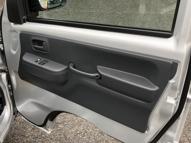 キャリイトラック ＫＣエアコン・パワステ　４ＷＤ　ＡＴ　衝突被害軽減システム　クリアランスソナー　レーンアシスト　アイドリングストップ　オートライト　ＥＳＣ　エアコン　パワーウィンドウ　軽トラック　届出済み未使用車（7枚目）