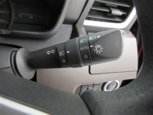 暗くなると自動でライトが点灯するオートライト装備。