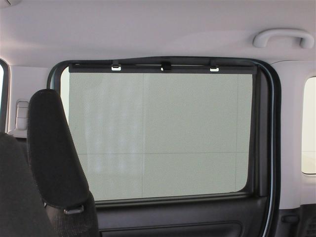 後部座席に乗っている方を直射日光や日焼けから守るサンシェード装備。駐停車している際も外の目線が気になりません。