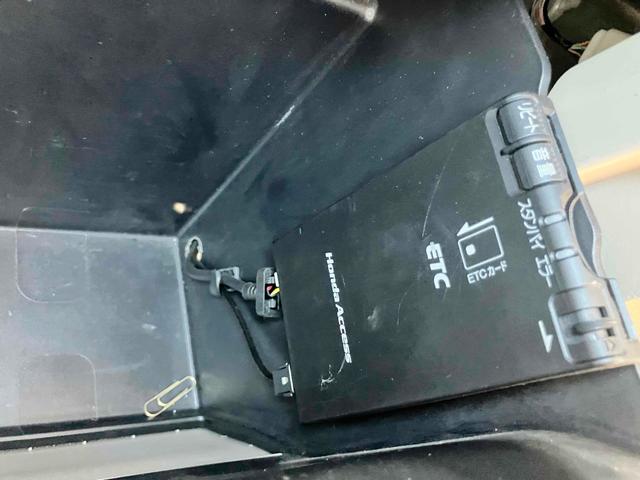 スペーシア Ｔ　４ＷＤ　ＥＴＣ　両側スライド・片側電動　ナビ　ＴＶ　オートライト　スマートキー　アイドリングストップ　電動格納ミラー　シートヒーター　ベンチシート　ＣＶＴ　盗難防止システム　ＡＢＳ　Ｂｌｕｅｔｏｏｔｈ（8枚目）
