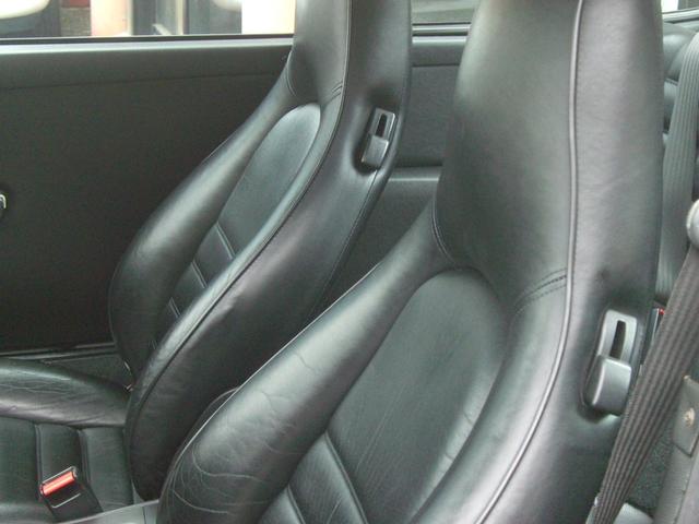 ９１１ ９１１カレラ２　ディーラー車　左ハンドル　５速マニュアル　アルミホイール　ＡＢＳ　エアコン　パワーウィンドウ　サンルーフ　レザーインテリア　ＥＴＣ（18枚目）