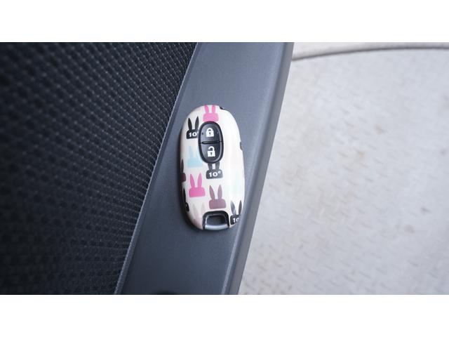 アルトラパン １０ｔｈアニバーサリーリミテッド　禁煙車　スマートキー　プッシュスタート　革巻きハンドル　ＡＵＴＯエアコン　ベンチシート　アームレスト（12枚目）