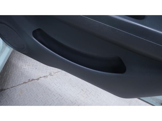 アルトラパン １０ｔｈアニバーサリーリミテッド　禁煙車　スマートキー　プッシュスタート　革巻きハンドル　ＡＵＴＯエアコン　ベンチシート　アームレスト（13枚目）