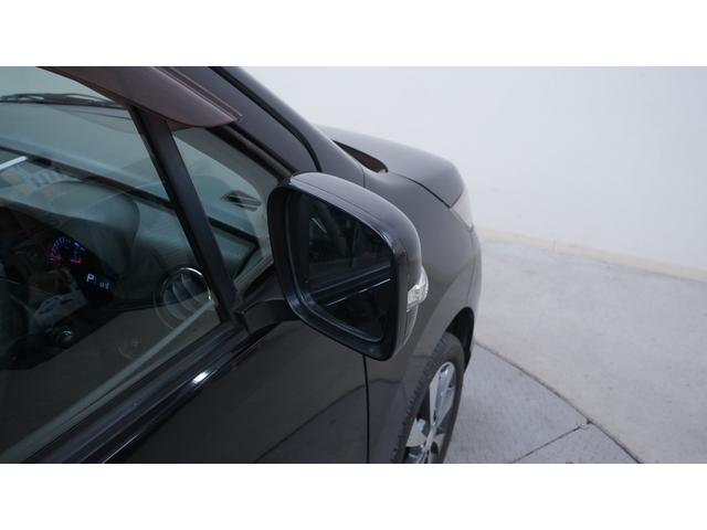 ワゴンＲスティングレー リミテッドＩＩ　禁煙車　スマートキー　プッシュスタート　インパネＡＴ　ベンチシート　アームレスト　ＨＩＤヘッドライト　革巻きハンドル　　シートヒーター　助手席下収納　電動格納ドアミラー　純正１５インチアルミホイール（50枚目）