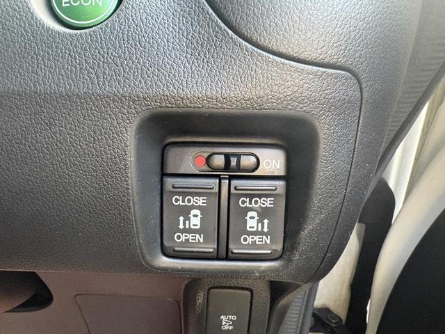 Ｎ－ＢＯＸカスタム Ｇ　ＳＳパッケージ　禁煙車　後期　純正ナビ　フルセグＴＶ　バックカメラ　両側パワースライドドア　衝突被害軽減ブレーキ　スマートキー　ＡＵＴＯライト　ＡＵＴＯエアコン　ＥＴＣ　純正１４インチアルミ　アイドリングストップ（12枚目）