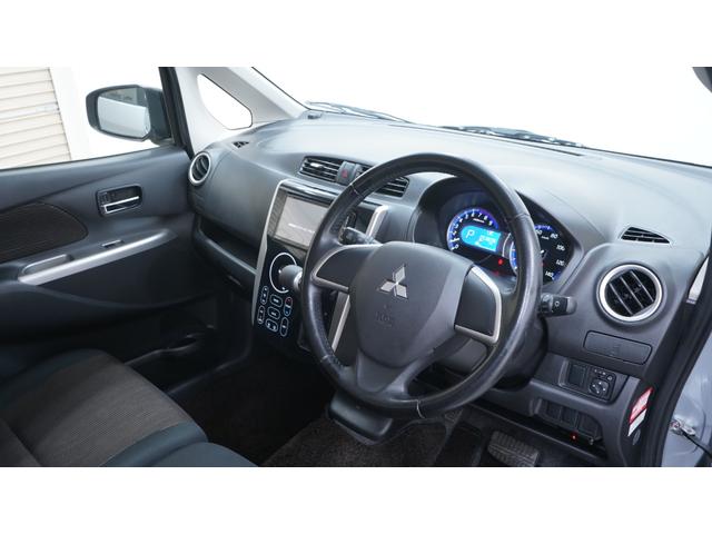 ｅＫカスタム Ｔ　禁煙車　社外ナビ　フルセグＴＶ　ＣＤ／ＤＶＤ　バックモニター　ＨＩＤヘッドライト　ＡＵＴＯライト　スマートキー　プッシュスタート　アームレスト　純正１５インチアルミホイール　革巻きハンドル　ＥＴＣ（17枚目）