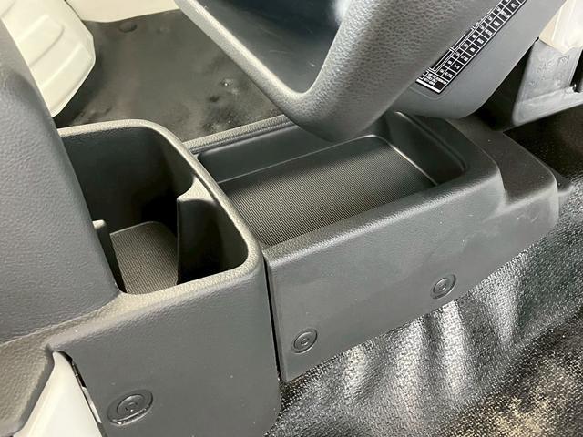 キャリイトラック ＫＣエアコン・パワステ　禁煙車　エアコン・パワステ　三方開　オートライトシステム　マッドフラップ　１２インチラジアルタイヤ　スピーカー内蔵型ＦＭ／ＡＭラジオ　エアバッグ　昇降グリップ　荷台ステップ（17枚目）