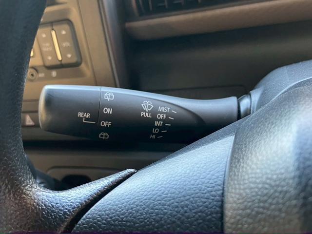 ワゴンR FX 禁煙車 CDプレーヤー装着車 デュアルカメラブレーキサポート 後退時ブレーキサポート オートライトシステム キーレスエントリーシステム 運転席シートヒーター フルオートエアコン アンブレラホルダー(7枚目)