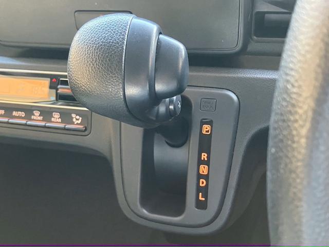 ワゴンR FX 禁煙車 CDプレーヤー装着車 デュアルカメラブレーキサポート 後退時ブレーキサポート オートライトシステム キーレスエントリーシステム 運転席シートヒーター フルオートエアコン アンブレラホルダー(13枚目)