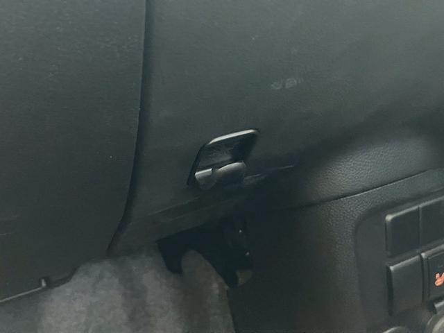 ワゴンR FX 禁煙車 CDプレーヤー装着車 デュアルカメラブレーキサポート 後退時ブレーキサポート オートライトシステム キーレスエントリーシステム 運転席シートヒーター フルオートエアコン アンブレラホルダー(28枚目)