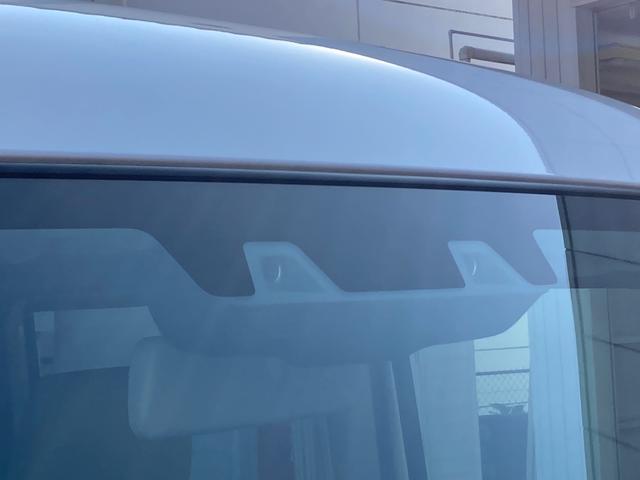 前方の車両や歩行者を検知し、衝突の恐れがあれば音や表示によって警告します。衝突の可能性が高まると、自動で強いブレーキをかけ、衝突の回避・衝突時の被害軽減を図ります。