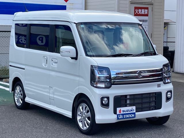 ヘッドランプをハイビームにして走行中、前方に対向車や歩行者がいたり、明るい場所を走行すると自動でロービームに。対向車や先行車がいなくなったり、周囲が暗くなると自動でハイビームに戻ります。