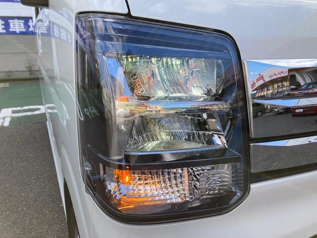 ＬＥＤヘッドランプです。走行中、周囲の明るさや暗さに応じて、自動で点灯／消灯するオートライトシステムを装備しております。