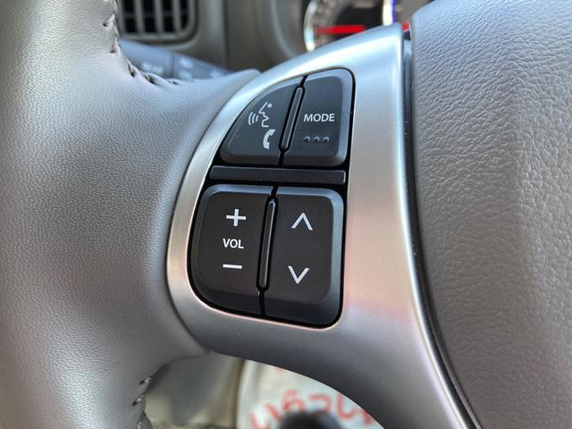 こちらのスイッチでオーディオ類の操作が行えます。音量変更やチャンネル変更などステアリングから手を放さずに操作でき、便利かつ安全性の高い機能になります。