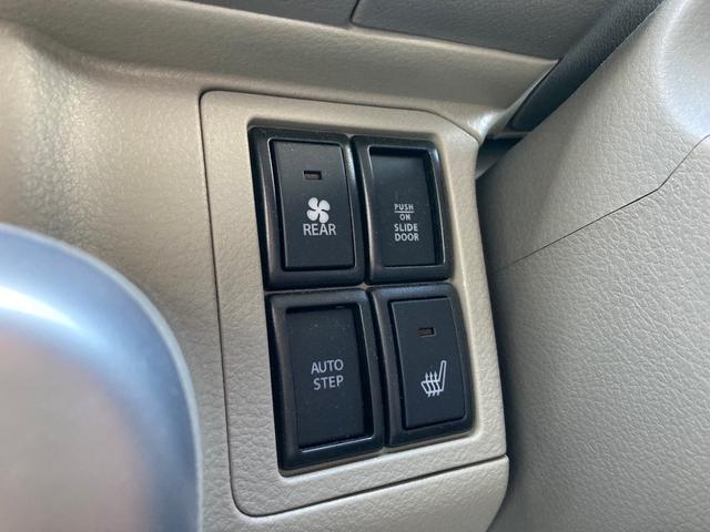 運転席の座面をしっかり温めるシートヒーターを標準装備。