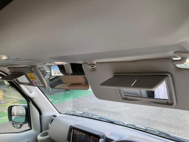 運転席と助手席にバニティーミラーを用意。さりげなく身だしなみがチェックできます。