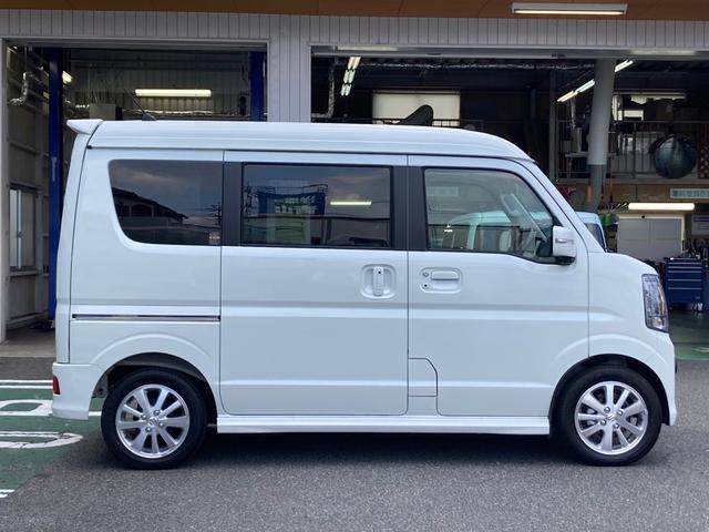 走行中に左右の区画線を検知して進路を予測。車線をはみ出しそうになると、ブザー音などの警報によって注意を促します。