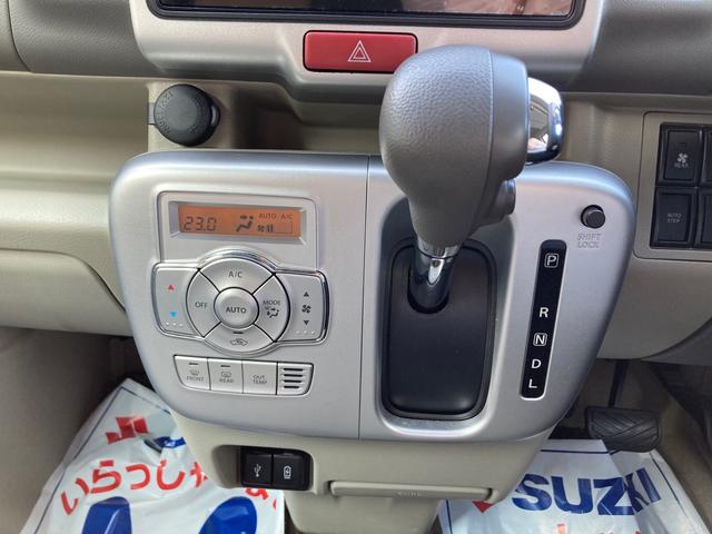 夏でも冬でもお好みの温度に設定しておけば、ＡＵＴＯ　ボタンひとつで快適な車内空間へ。風の強さや温度、内外気の切り替えも自動で調整します。