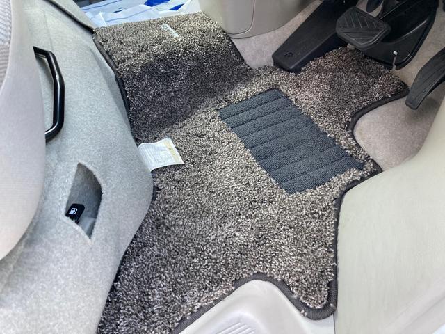 純正フロアマット装備。