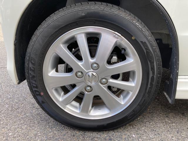 フロントタイヤ。１４インチ純正アルミホイール装備。