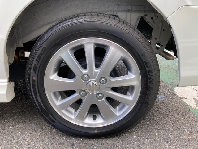 リヤタイヤ。１４インチ純正アルミホイール装備。